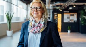 Skechers se adelanta al otoño con los botines con cuña resistentes al agua que amarán las mujeres elegantes de 60