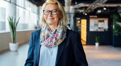 Skechers se adelanta al otoño con los botines con cuña resistentes al agua que amarán las mujeres elegantes de 60