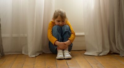 Más allá del «estoy bien»: 8 frases clave que podrían revelar si tu hijo es profundamente infeliz, según los expertos