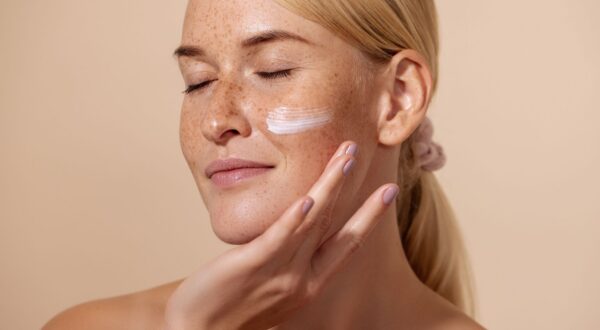 Estela Escohotado, maquilladora profesional: “Tras el verano la piel está frágil y necesita hidratación, no exfoliación»