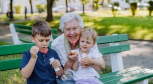 Los expertos dictan sentencia: estos son los 5 errores comunes que cometen los abuelos con sus nietos (y cómo evitarlos)