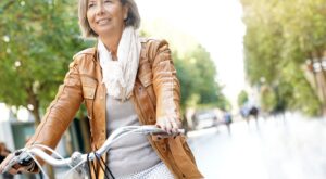 Skechers arrasa con los mocasines ‘efecto ante’ que las mujeres elegantes llevarán con camisa y jeans este otoño