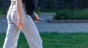 Ya no son los ‘mom jeans’: esta es la tendencia de pantalón que arrasa este otoño-invierno (y así puedes llevarla)