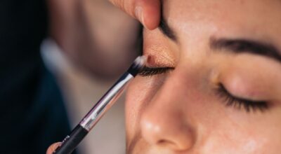 Maquillaje después de los 50: una experta desvela las 2 sombras de ojos que deberías evitar porque envejecen la mirada