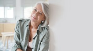 10 decisiones que parecen buenas a los 40… pero que muchos lamentan profundamente a los 70