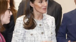 Letizia rescata su chaqueta de tweed elegante en un look otoñal para el Día Mundial de la Investigación en Cáncer