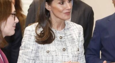 Letizia rescata su chaqueta de tweed elegante en un look otoñal para el Día Mundial de la Investigación en Cáncer