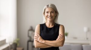 5 vestidos con corte evasé que las mujeres de 50 elegantes amarán este otoño: cómodos y estilizan la silueta desde 29€