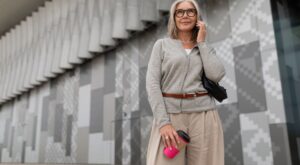 Esta prenda que tienes ‘olvidada’ en casa se convierte en la pieza estrella del otoño 2025: cómo llevarla y combinarla