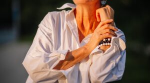 No los queremos, los necesitamos: los botines con cuña de Skechers, cómodos y estilosos que combinan con todo este otoño