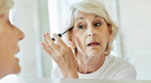 Cejas finas a partir de los 50: 3 tratamientos para engrosarlas, rejuvenecer la mirada e incluso retrasar las canas