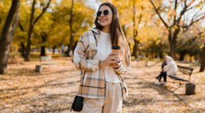 Olvídate de los sombreros: este es el accesorio estrella que rejuvenece cualquier look a partir de los 50 esta temporada