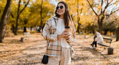 Olvídate de los sombreros: este es el accesorio estrella que rejuvenece cualquier look a partir de los 50 esta temporada