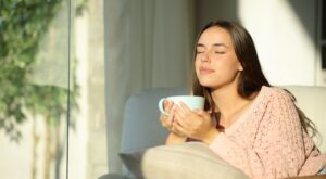 5 trucos sencillos (y sostenibles) para mantener tu casa calentita y acogedora este invierno sin subir la calefacción