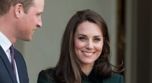 Kate Middleton muy elegante con un nuevo color de abrigo que sienta genial a su tono de piel, según una experta