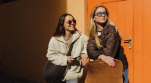 Ni Puma ni Adidas: estas son las zapatillas Skechers de ante marrón que suman altura y combinan con todo