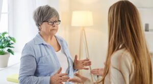 Si no soportas estas 5 cosas cotidianas, puede que hayas crecido con una madre difícil (y posiblemente no lo sepas)