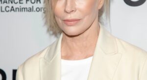 Después de los 70, el secreto no está en cortar, sino en cómo peinar: 3 formas de transformar tu look según un experto