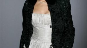 Elsa Pataky glamourosa en la ciudad de la moda