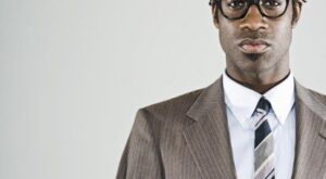 ¿Cómo debe vestir un hombre bajito?