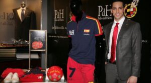 Pedro del Hierro viste a la roja