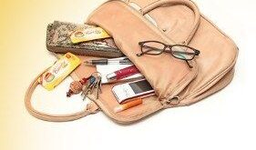 El bolso de las españolas pesa más de medio kilo