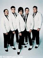 Cyndi Lauper celebra la Navidad con The Hives