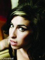 Amy Winehouse seguirá lejos de su marido
