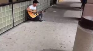 Reunión de talento: Un músico callejero improvisa una jam session y dos desconocidos se unen