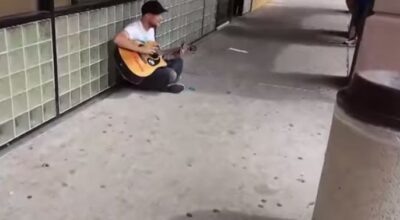 Reunión de talento: Un músico callejero improvisa una jam session y dos desconocidos se unen
