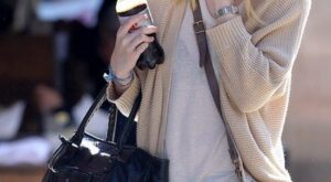 Dakota Fanning le da un toque rosa a su pelo