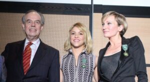 Shakira, condecorada por Francia