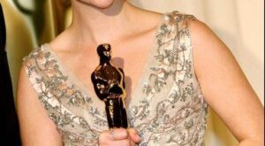 Reese Witherspoon espía a sus ex en Facebook