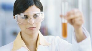 La maternidad limita la carrera científica de la mujer