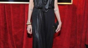 Angelina Jolie bebe a escondidas y pierde el control de sus hijos