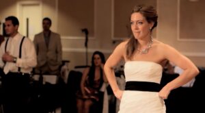 Con su padre en la memoria: un baile de boda realmente emotivo