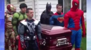 Una familia rinde homenaje a su hijo fallecido vistiéndose de superhéroes