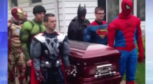 Una familia rinde homenaje a su hijo fallecido vistiéndose de superhéroes