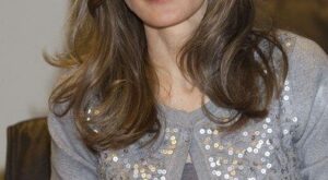 La princesa Letizia usa el lenguaje de signos en un discurso