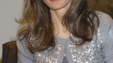 La princesa Letizia usa el lenguaje de signos en un discurso