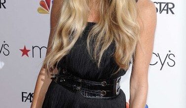 Elle Macpherson reaparece en bikini