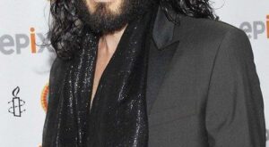 Russell Brand se deshace del tatuaje que se hizo junto a Katy Perry