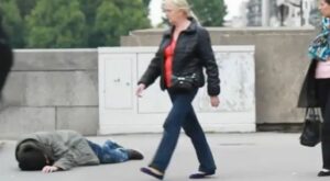 ¿Ayudarías a un hombre que cae tendido en medio de la calle?