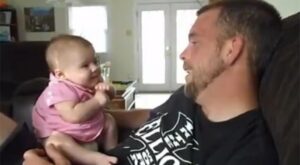 Un bebé de dos meses dice «te quiero» a su papá
