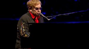 Elton John: «Esnifé tanta cocaína que es un milagro que esté vivo»