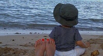 Paulina Rubio descansa en la playa junto a su hijo