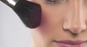 ¡Utiliza el mismo maquilllaje en tus ojos y en tus mejillas!