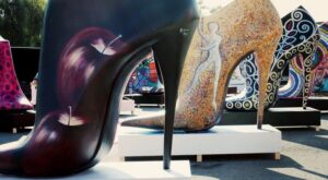 Zapatos gigantes en la calle Serrano