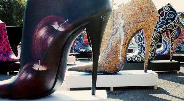 Zapatos gigantes en la calle Serrano