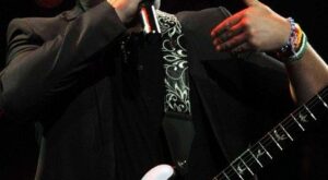 Alejandro Sanz regala su guitarra